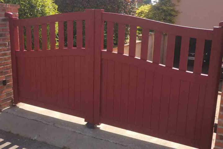 Installation de portails sur mesure en Normandie.